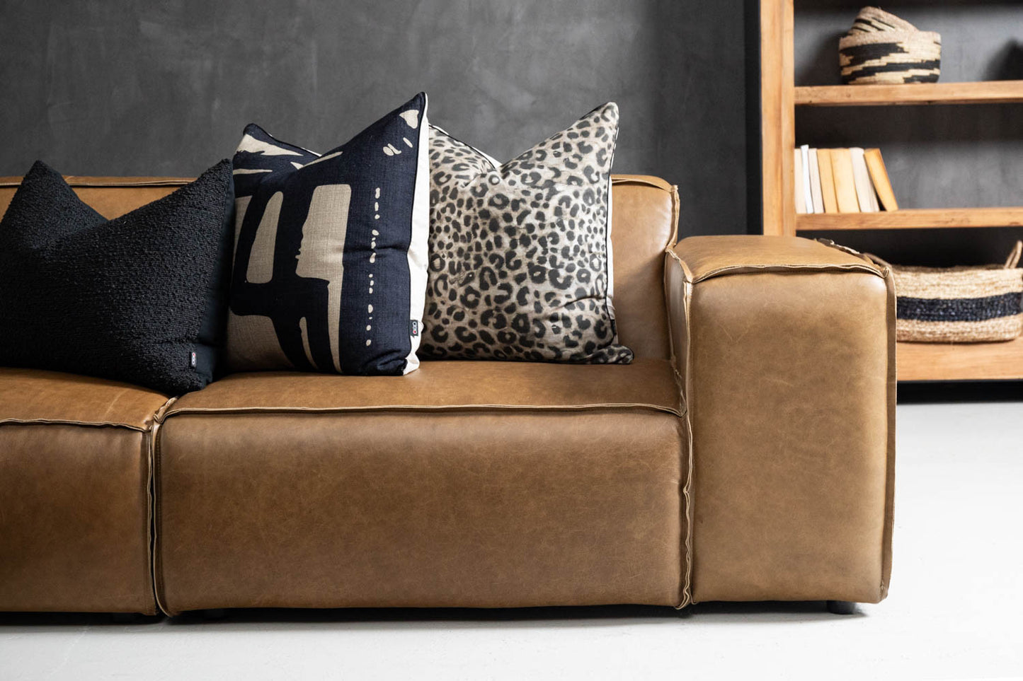 Sofá en Cuero "CONGO + PUFF"